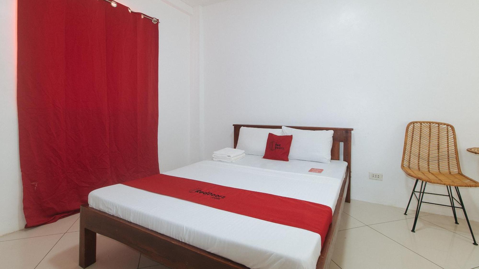 Reddoorz At Fat J Apartelle Mactan Cebu Eksteriør billede