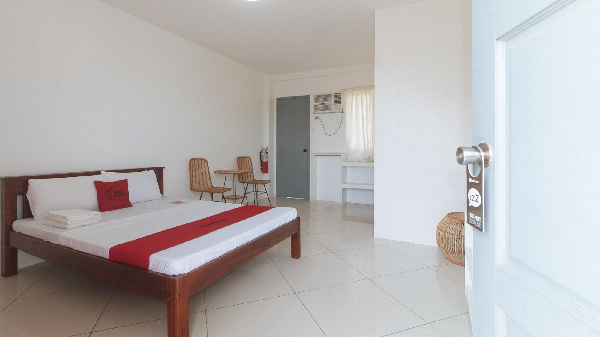 Reddoorz At Fat J Apartelle Mactan Cebu Eksteriør billede