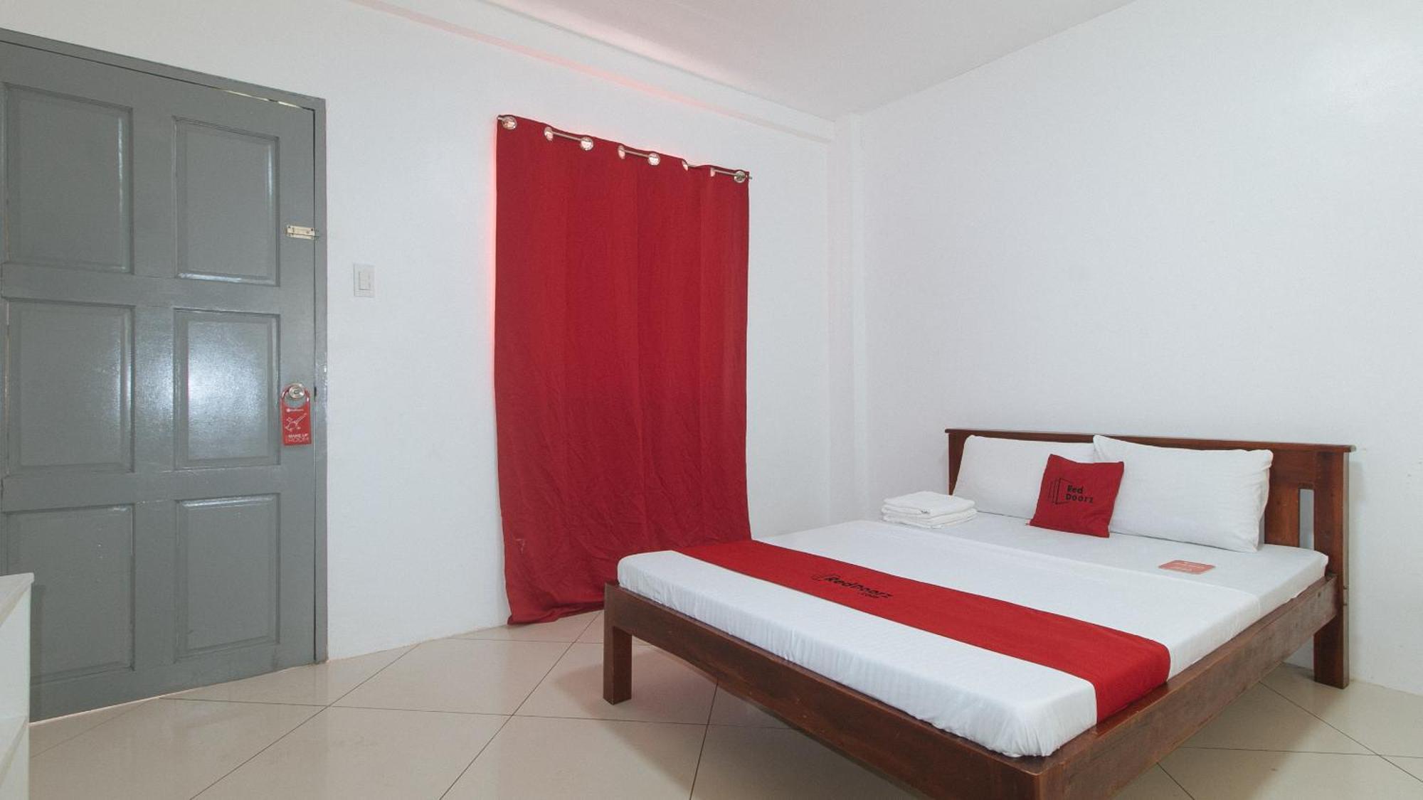 Reddoorz At Fat J Apartelle Mactan Cebu Eksteriør billede