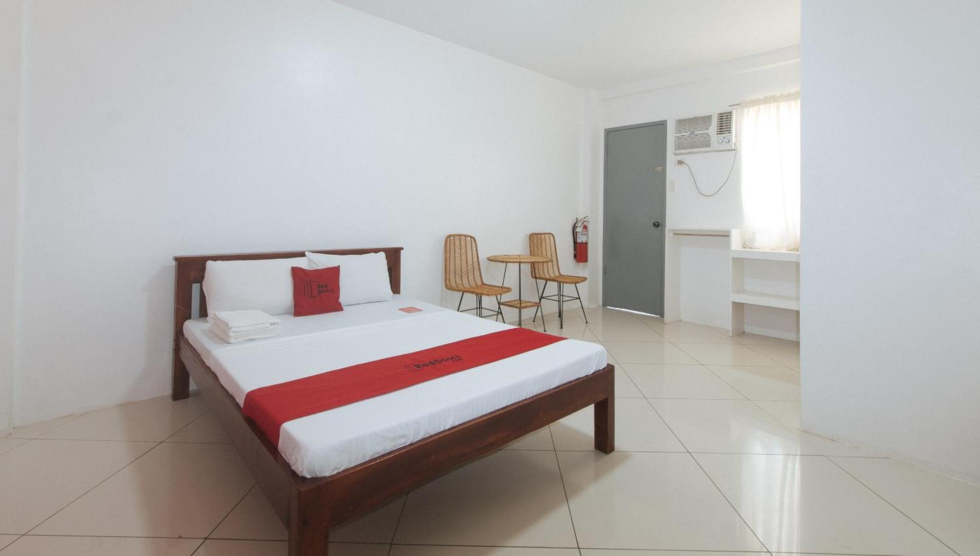 Reddoorz At Fat J Apartelle Mactan Cebu Eksteriør billede